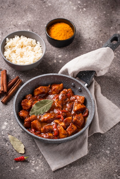 Pollo al curry tikka masala con arroz