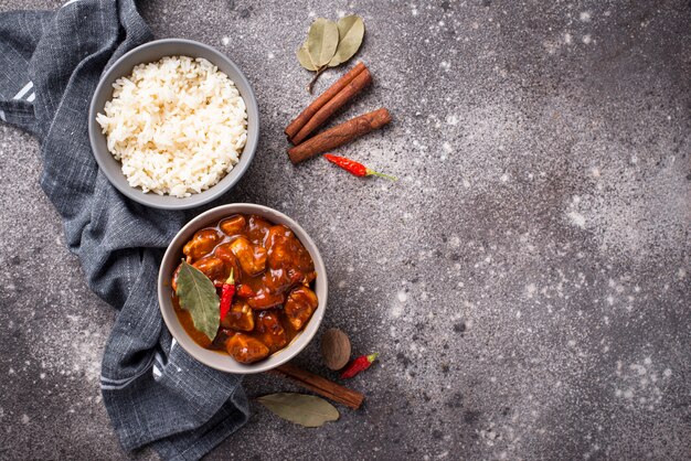 Pollo al curry tikka masala con arroz