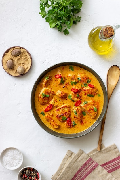 Pollo al curry tikka masala con hierbas y pimientos. Comida india. Cocina nacional.