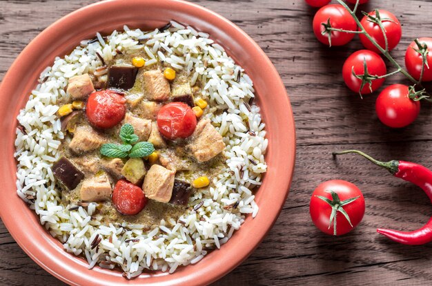 Pollo al curry verde tailandés con mezcla de arroz blanco y salvaje