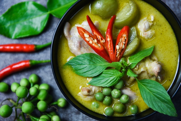 pollo al curry verde en un tazón negro