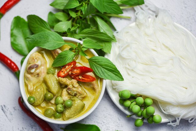 pollo al curry verde en un tazón negro