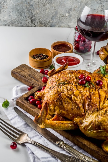 Pollo al horno con arándanos y hierbas