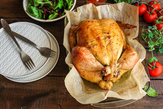 pollo al horno, gallina de mesa festiva o pavo