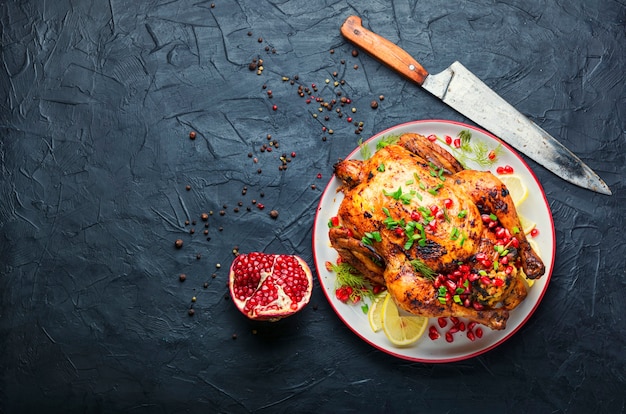 Pollo al horno con granada Carne apetitosa Espacio para texto