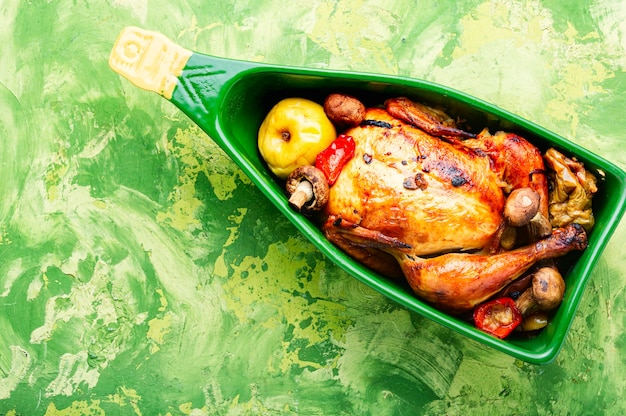 Pollo al horno con manzanas.