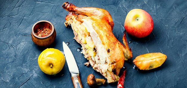 Pollo al horno con manzanas.