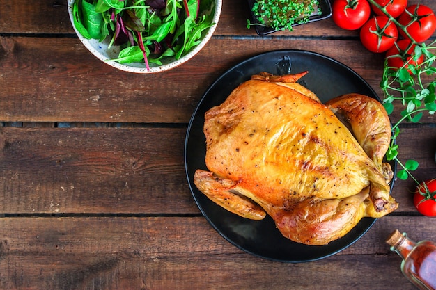 Pollo al horno, mesa festiva