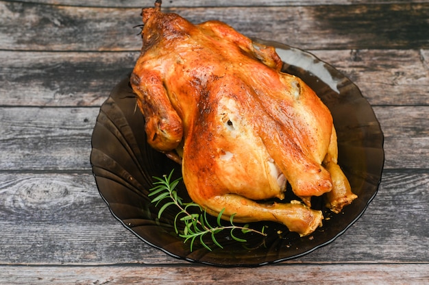 Pollo al horno en mesa de madera