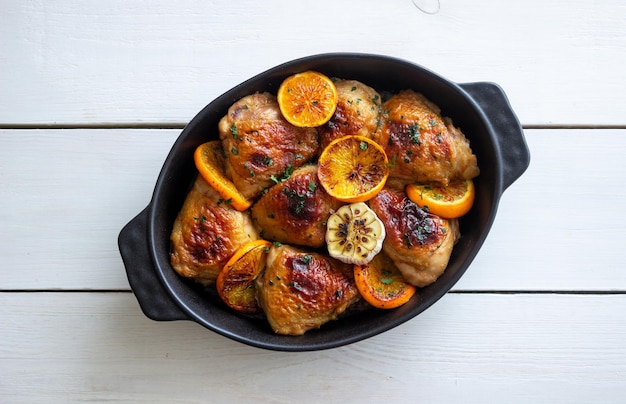 Pollo al horno con naranjas, ajo y menta. Receta.