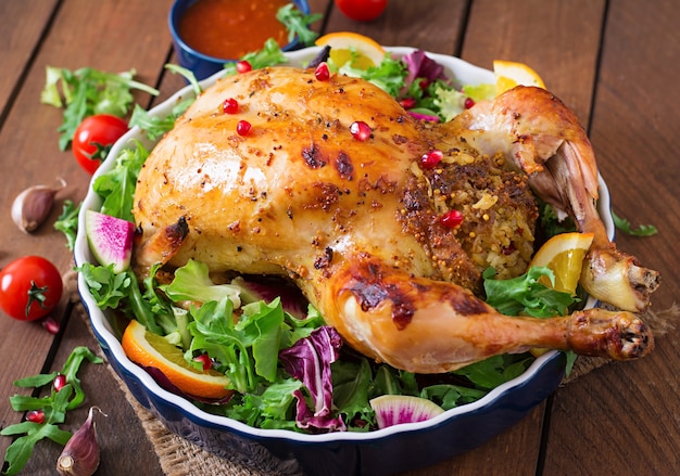 Pollo al horno relleno de arroz para la cena de Navidad en una mesa festiva