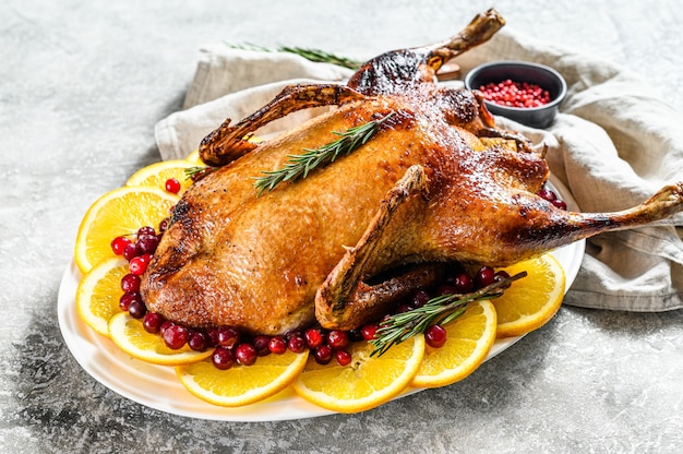 Pollo al horno relleno de naranjas y rosmarina.