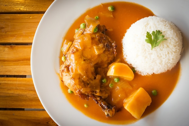 Pollo al horno con salsa roja. Servido con arroz jazmín. Estilo japones