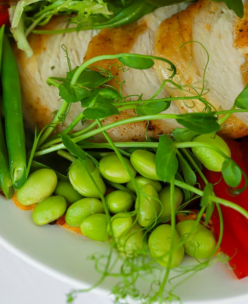 Foto pollo al horno con verduras, puré de calabaza y rúcula.