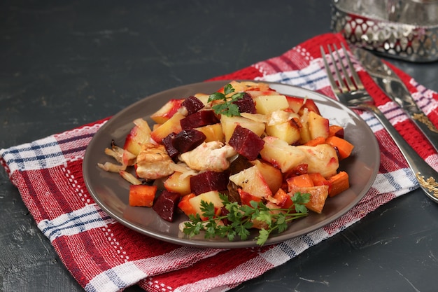 Pollo al horno con verduras: remolacha, zanahoria, repollo y papas