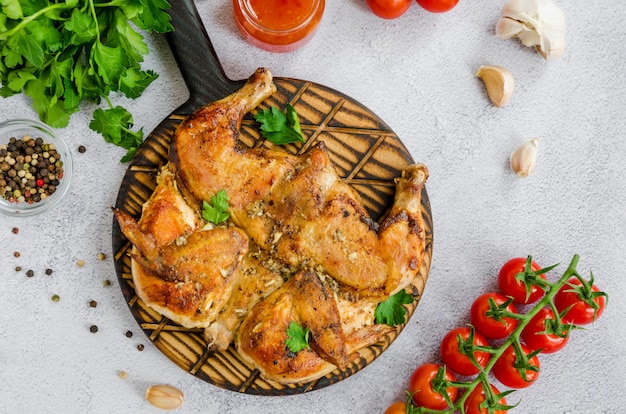 Pollo al tabaco, un plato tradicional de la cocina georgiana pollo frito con ajo y pimienta. Orientación horizontal