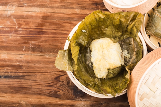 Pollo al vapor con arroz pegajoso y hoja de loto