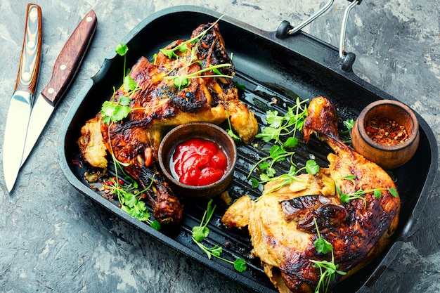 Pollo apetitoso cocido en una sartén grill. Filete de pollo asado