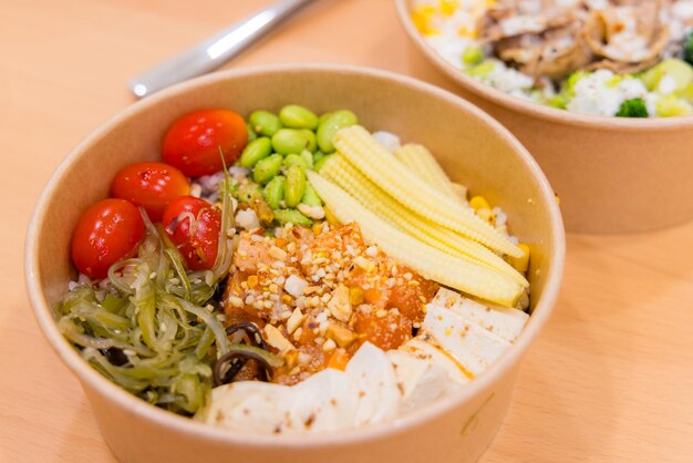 Pollo y arroz con verduras en el tazón