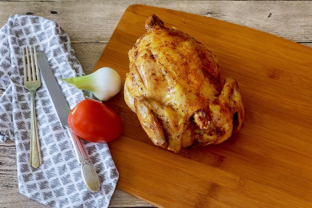 Pollo asado en bandeja de madera con