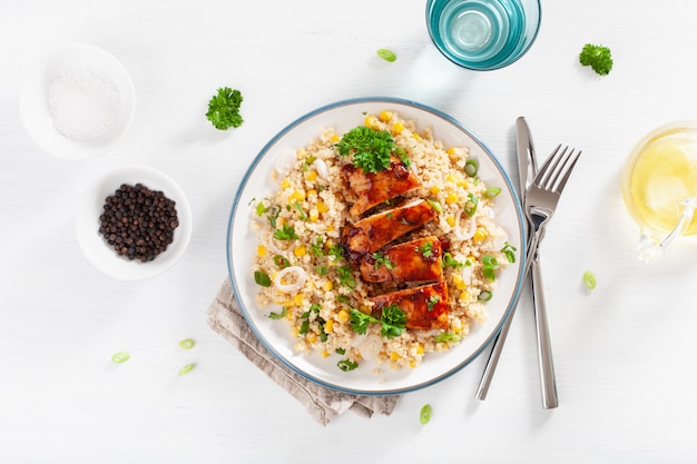 Pollo asado a la barbacoa con quinua, cebolla dulce, almuerzo saludable