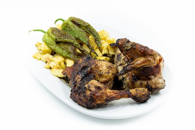 Pollo asado com patatas fritas e pimientos fritos