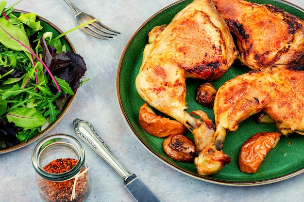 Pollo asado y ensalada verde