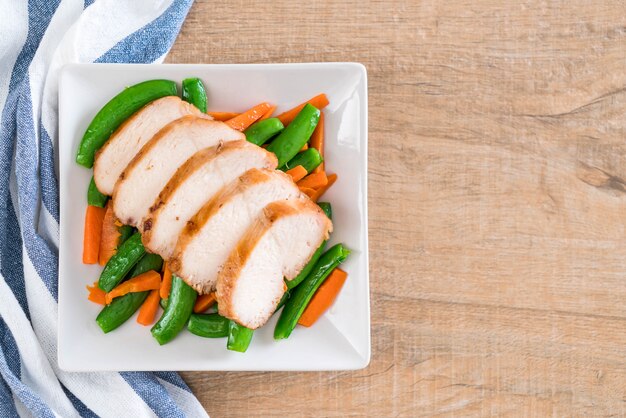 Pollo Asado Con Guisantes Verdes Y Zanahoria