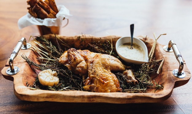 Pollo asado con hierbas, romero y ajo.