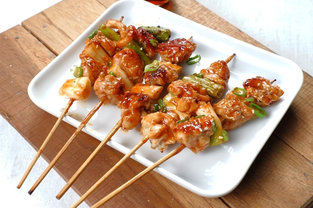 pollo asado japonés yakitori, primer plano de pollo yakitori