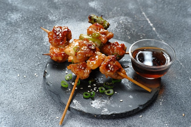 pollo asado japonés yakitori, primer plano de pollo yakitori