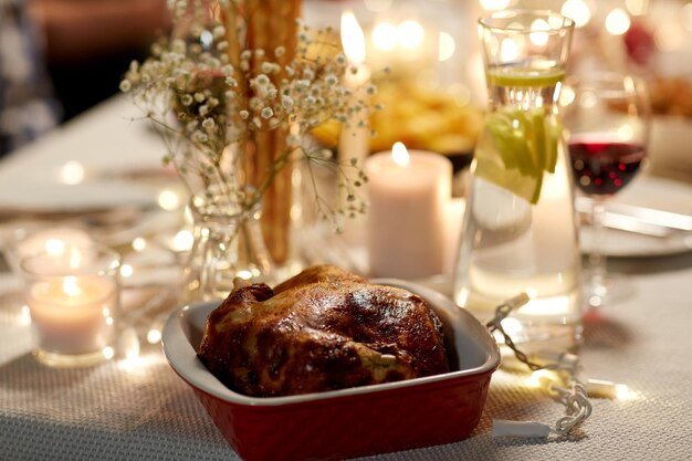 pollo asado en la mesa servida en la fiesta de cena en casa