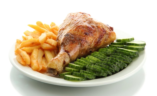 Pollo asado con papas fritas y pepinos en un plato aislado en blanco