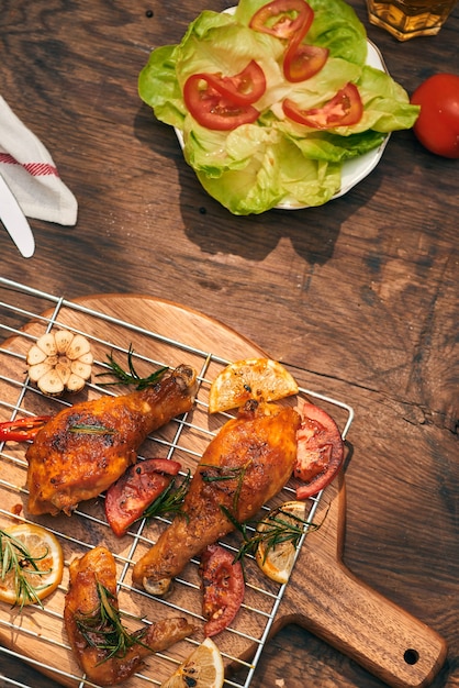 Pollo asado a la parrilla con hierbas frescas y tomates