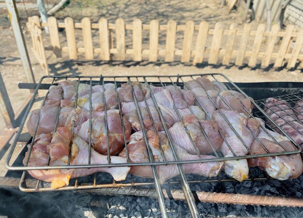 Pollo asado y salchichas a la parrilla. Descanso en la naturaleza, barbacoa.