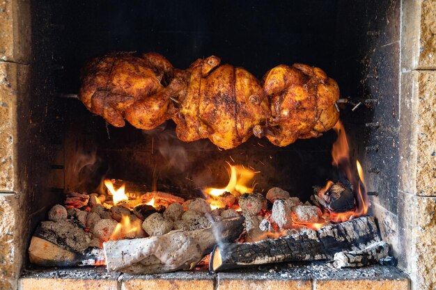 Foto pollo asado en un salto