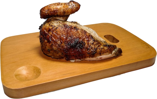 Pollo asado servido en una tabla de madera