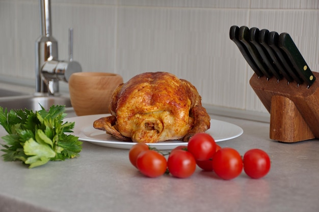 Foto pollo asado y verduras en el escritorio de la cocina