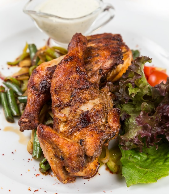 Pollo asado con verduras que sirve en el restaurante