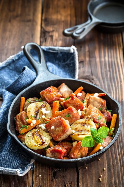 Foto pollo asado con verduras