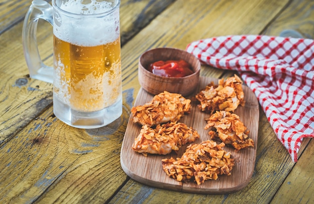 Pollo a la barbacoa con jarra de cerveza