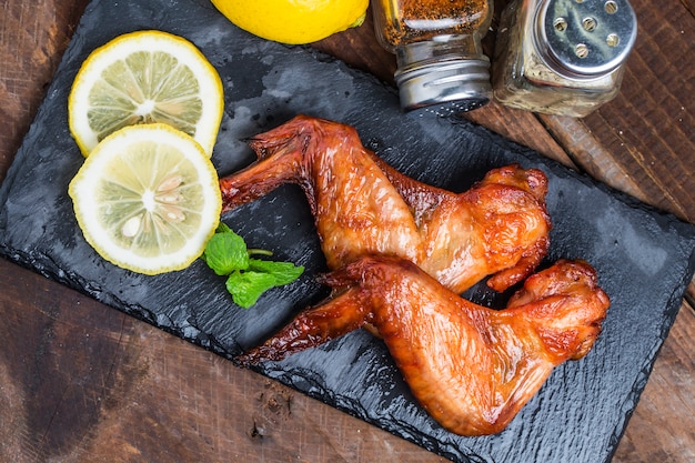 pollo a la barbacoa en la mesa