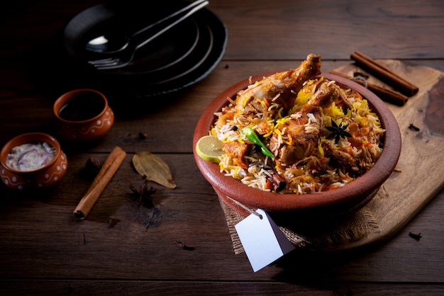 El pollo Biryani Dum Handi se prepara en una olla de barro o barro llamada Haandi. Comida popular india no vegetariana