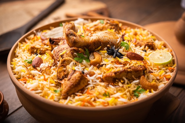 El pollo Biryani Dum Handi se prepara en una olla de barro o barro llamada Haandi. Comida popular india no vegetariana