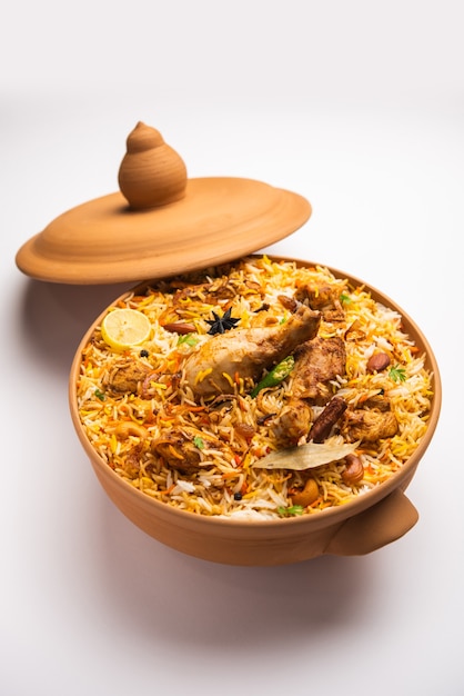 El pollo Biryani Dum Handi se prepara en una olla de barro o barro llamada Haandi. Comida popular india no vegetariana