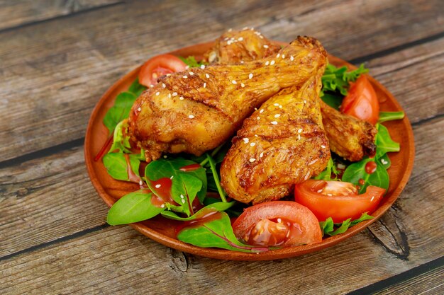 Pollo Buffalo con ensalada en mesa de madera