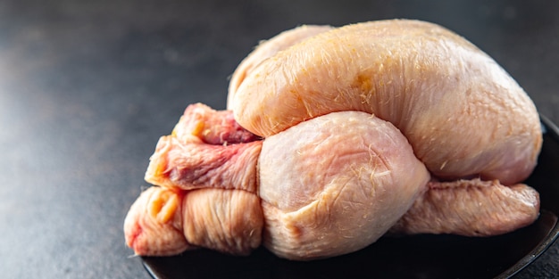 Pollo carne cruda aves de corral pollito entero listo para hornear o cocinar comida fresca bocadillo en la mesa espacio de copia