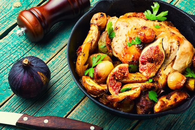 Pollo casero asado con patatas e higos Carne frita con higos en sartén