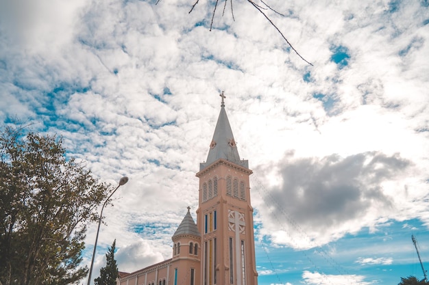 Pollo catedral Esta es la famosa arquitectura antigua donde atrae a otros turistas a Da Lat