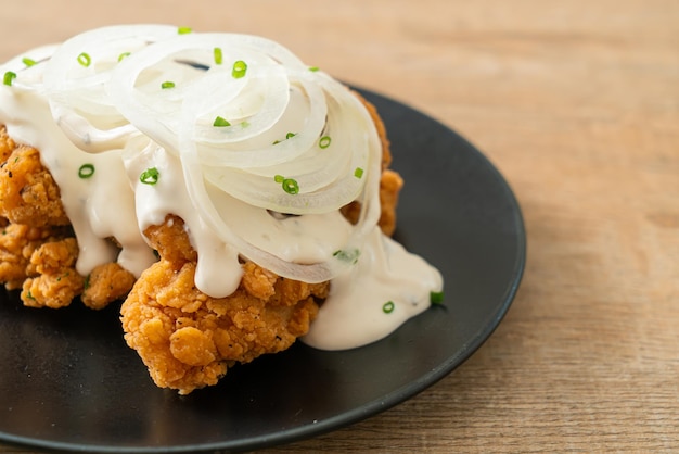 Pollo de cebolla de nieve o pollo frito con salsa de cebolla cremosa con limón al estilo coreano - estilo de comida coreana